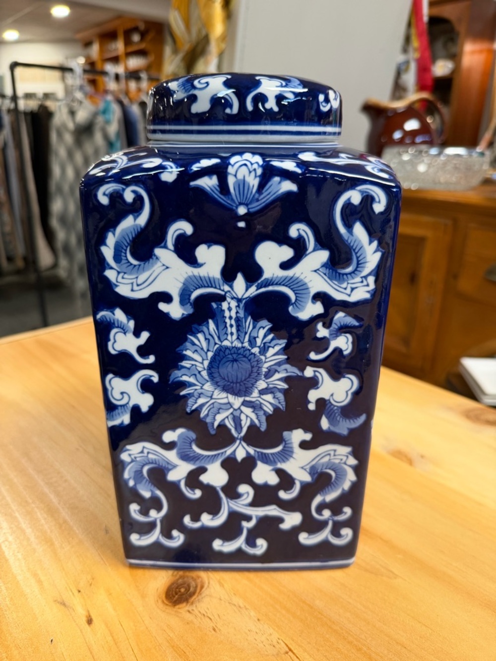 Vintage Chinese porcelain tea jar with lid